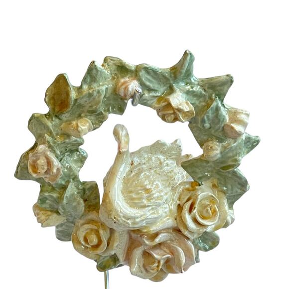 Vintage Beautiful Wreath Ornament With Swan - Picture 1 of 3